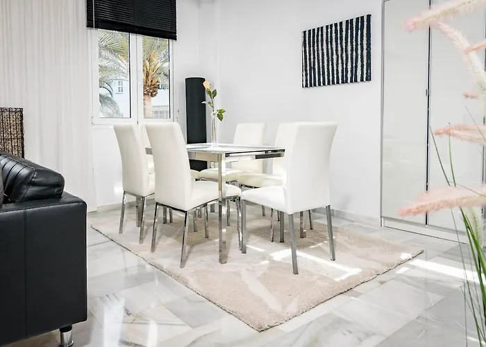 Mr- Cozy 4 Sleep Flat In Great Location *